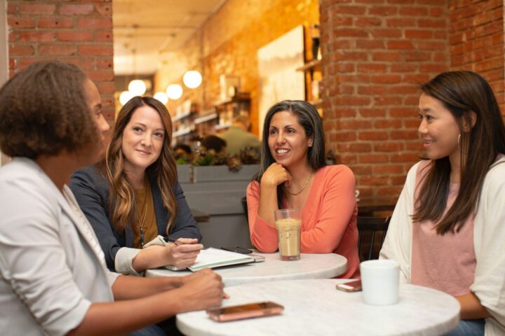 Cuatro personas conversando en una cafetería